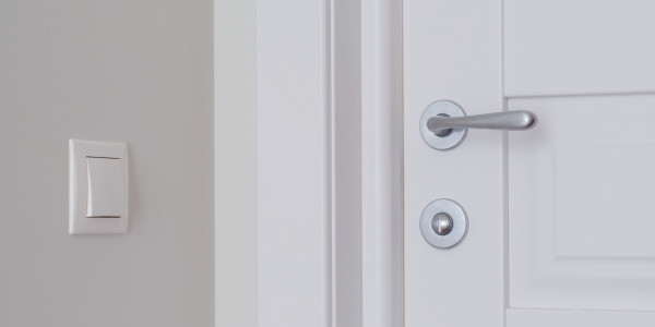Pintar Fachadas y Patios de Luces de Comunidades Vecinos / Propietarios en Alcalá de Henares · Pintura para Pintado de Puertas Privadas de Vecinos