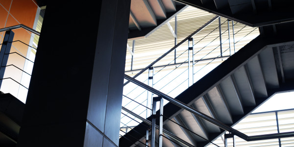 Pintar Fachadas de Empresas / Negocios / Locales Comerciales en Alcalá de Henares · Pintado de Escaleras