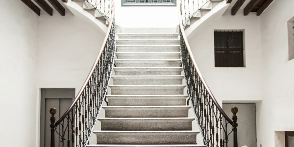 Rehabilitación y Restauración de Fachadas en Alcalá de Henares · Pintado de Escaleras, Patios Interiores, Patios de Luces, Ascensores